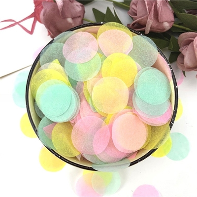 Efecto de humo de color de papel de confeti con varios colores