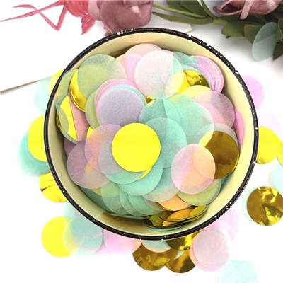 Efecto de humo de color de papel de confeti con varios colores