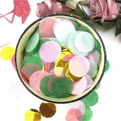 Efecto de humo de color de papel de confeti con varios colores