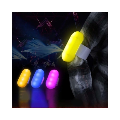 Fiestas Grandes eventos Logotipo personalizado Luces de pulsera Control remoto LED Brazaletes brillantes