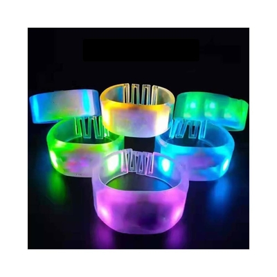 Los suministros de la fiesta control remoto LED brazalete de luz lumineux LED pulsera intermitente con 15 colores de iluminación